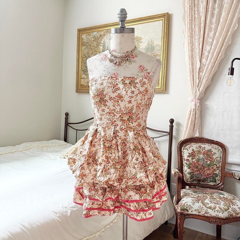 Y2K Unlimited fits size medium floral strapless bubble hem mini dress
